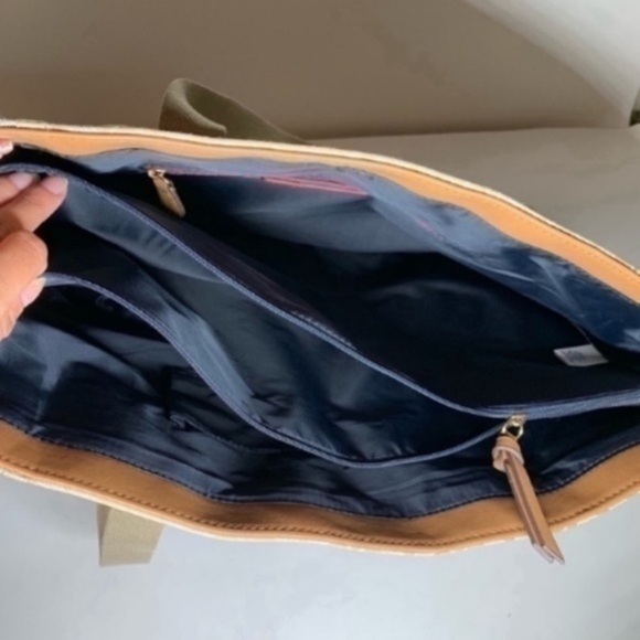 NWT. TOMMY HILFIGER Tote w/Pouch - Picture 7 of 8